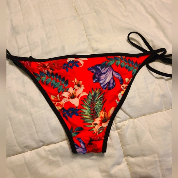 H&M Red floral bikini bottom size 4 - Picture 3 of 4